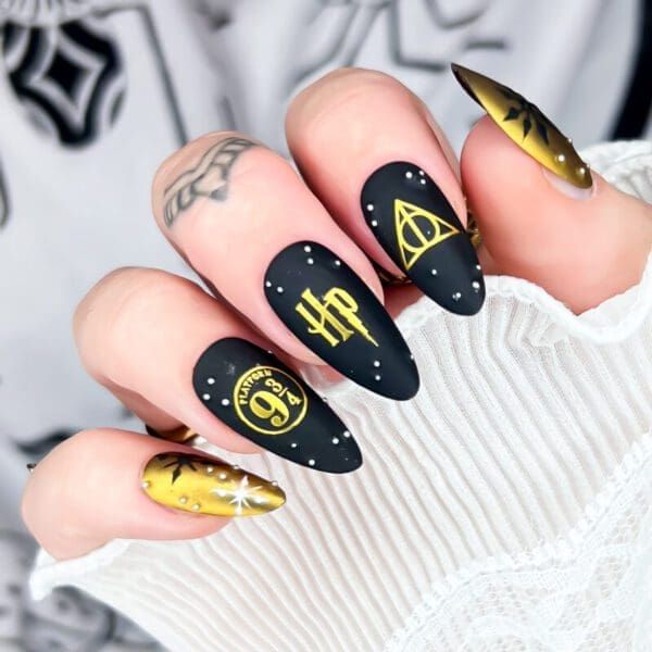 Harry Potter Christmas Nails, black gold Soul Of Stevie press on nails